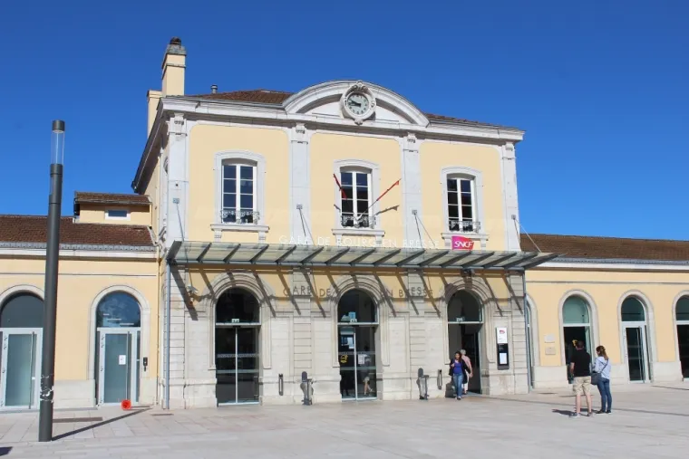 La Capsule sur le parvis de la gare de Bourg-en-Bresse, Bourg-en-Bresse, La Capsule Gourmande
